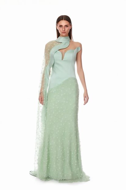 عباءة من التول بلون النعناع وفستان سهرة مزين بالأحجار